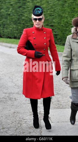 Corse di cavalli - 2013 Festival di Cheltenham - giorno due - Ippodromo di Cheltenham. Zara Phillips arriva per la festa delle Signore al Cheltenham Festival del 2013 all'ippodromo di Cheltenham, Gloucestershire. Foto Stock