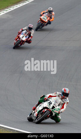 Campionato mondiale di Super Bikes a Brands Hatch, Kent UK. L'American Colin Edwards #2 guida i punti correnti leder e il campione del mondo Troy Baliss #1 e Neil Hodgson #100 in gara 2 che ha continuato a vincere Foto Stock