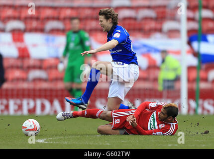 Calcio - Npower Football League Championship - Middlesbrough / Birmingham City - Riverside Stadium. Middlesbrough's Faris Haroun (a destra) affronta Jonathan Spector di Birmingham City (a sinistra), che lo ha fatto uscire ferito nel primo minuto Foto Stock