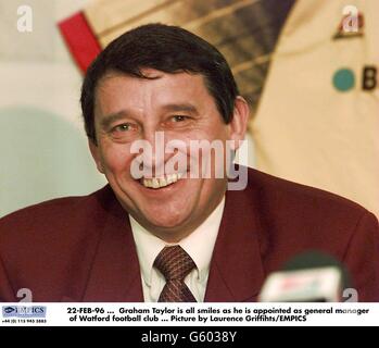 22 FEBBRAIO 96. Graham Taylor è tutti sorrisi in quanto è nominato General Manager del Watford Football Club. Foto di Laurence Griffiths/EMPICS Foto Stock