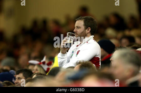 Rugby Union - RBS 6 Nations Championship 2013 - Galles / Inghilterra - Millennium Stadium. Un fan dell'Inghilterra appare abbattuto sugli stand durante la partita delle sei Nazioni RBS al Millennium Stadium di Cardiff. Foto Stock