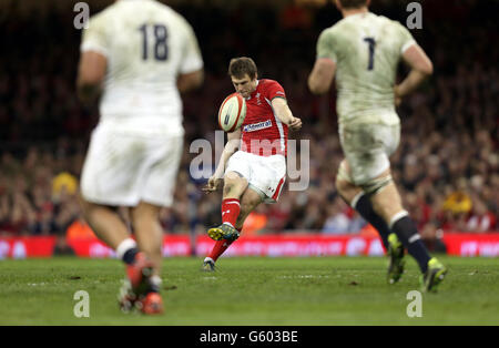 Rugby Union - RBS 6 Nations Championship 2013 - Galles / Inghilterra - Millennium Stadium. Il Wales Dan Biggar segna un traguardo durante la partita delle sei Nazioni RBS al Millennium Stadium di Cardiff. Foto Stock