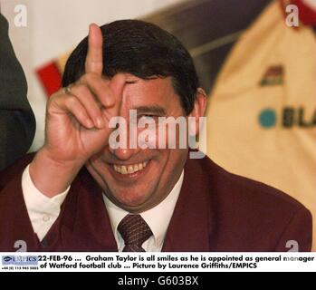 22 FEBBRAIO 96. Graham Taylor è tutti sorrisi in quanto è nominato General Manager del Watford Football Club. Foto di Laurence Griffiths/EMPICS Foto Stock