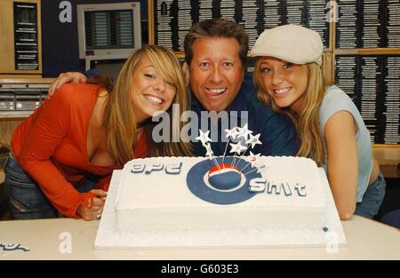 Capital radio DJ Dr Fox e Atomic Kitten's Liz McClarnon e Jenny Frost (R) soffiano le candele su una torta di compleanno, allo studio Capital radio di Leicester Square a Londra per celebrare il 9° anniversario del Pepsi Chart Show ospitato da Fox. * lo spettacolo è un conto alla rovescia a grafico singolo per le stazioni radio indipendenti. Foto Stock