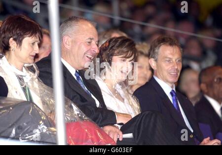 Il primo ministro britannico Tony Blair e la moglie Cherie durante la cerimonia di chiusura dei Giochi del Commonwealth 2002 al City of Manchester Stadium, Manchester. Foto Stock