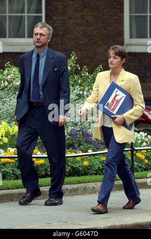 Da sinistra, il corrispondente di EDP Londra Ian Collins e il giornalista Sharon Page a Downing Street, per presentare una petizione come parte della campagna "Hey a Heart" del giornale. Foto Stock