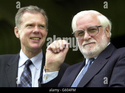 Il presidente di Chelsea, Ken Bates con il suo nuovo amministratore delegato Trevor Birch, durante un incontro amichevole con Wycombe Wanderers, Adams Park, High Wycombe. 13/09/2003: Trevor Birch ha dimesso il suo incarico di Amministratore Delegato a Chelsea sabato 13 settembre 2003, in seguito alla nomina dell'ex Amministratore Delegato Man Utd Peter Kenyon da parte del nuovo proprietario Roman Abramovich. Foto Stock