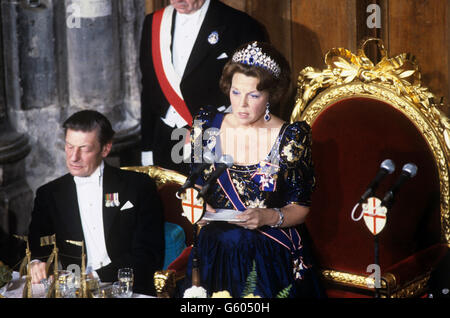 La Regina Beatrice dei Paesi Bassi parla ad un banchetto tenuto per lei e il Principe Claus a Guildhall dal Signore Sindaco di Londra. Foto Stock