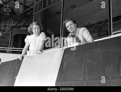 La regina Juliana dei Paesi Bassi e le sue figlie, la principessa Beatrix e la principessa Irene, guardano l'equitazione all'International Horse Show di White City, Londra. Foto Stock