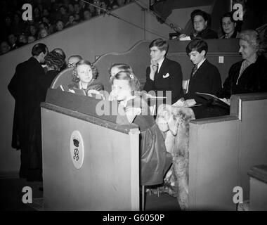 La Principessa Beatrice (a sinistra) e la Principessa Irene, figlie della Regina Juliana e del Principe Bernardo dei Paesi Bassi, guardano il Circo Bertram Mills all'Olympia di Londra. Foto Stock