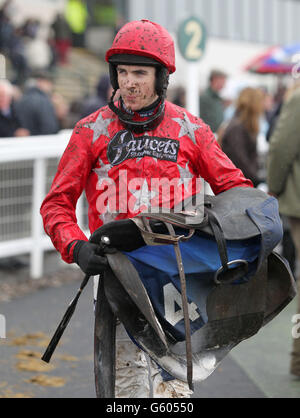 Jockey Aidan Coleman fa la sua strada di ritorno dopo il Kip Kealey Novices 'Steeple Chase all'Ippodromo di Exeter, Exeter. Foto Stock