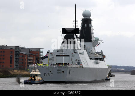 Il personale di BAE System WAVE come Duncan, il tipo 45 Destroyer, lascia il cantiere di Scotstoun di BAE Systems mentre si dirige alla base navale di HM Portsmouth prima della consegna ufficiale alla Royal Navy. Foto Stock