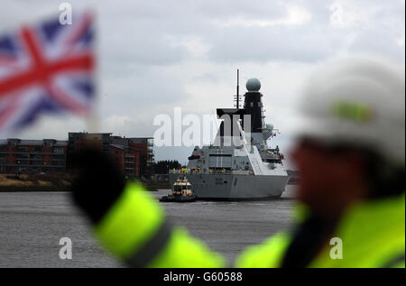 Il personale di BAE System WAVE come Duncan, il tipo 45 Destroyer, lascia il cantiere di Scotstoun di BAE Systems mentre si dirige alla base navale di HM Portsmouth prima della consegna ufficiale alla Royal Navy. Foto Stock