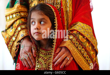 Shabnam Azad dall'Afghanistan tiene la nipote Wafa Nazari nella residenza del sindaco del Signore alla casa di palazzo a Dublino per la fotocellula per celebrare 'Nowruz', che significa il nuovo giorno ed è il nome del nuovo anno iraniano/persiano. Foto Stock