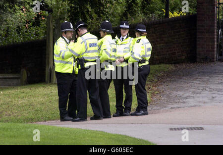 Gli ufficiali di polizia fuori dalla cattedrale di St Albans, nell'Hertfordshire, dove l'ex cantante Hear'Say Kym Marsh e la star di EastEnders Jack Ryder furono impostati per legare il nodo. Foto Stock