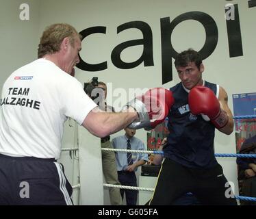 Joe Calzaghe si allena al pubblico nel Capitol Shopping Center nel centro di Cardiff. Calzaghe, di Newbridge in Galles, è il campione del mondo del Super-Middleweight della WBO e difende il suo titolo contro il puero Rican Miguel Jimenez. *... al castello di Cardiff sabato 17 agosto 2002. Foto Stock