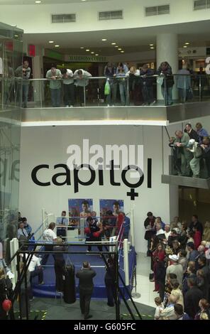 Joe Calzaghe si allena al pubblico nel Capitol Shopping Center nel centro di Cardiff. Calzaghe, di Newbridge in Galles, è il campione del mondo del Super-Middleweight della WBO e difende il suo titolo contro il puero Rican Miguel Jimenez. *... al castello di Cardiff sabato 17 agosto 2002. Foto Stock