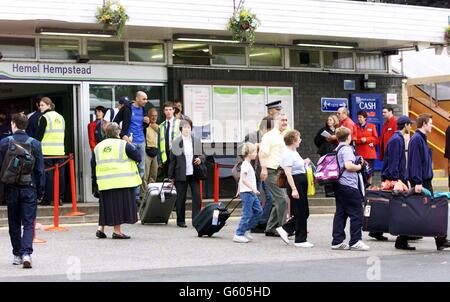 La scena fuori dalla stazione di Hemel Hempstead in Hertfordshire dove migliaia di passeggeri ferroviari dove continuare il loro viaggio in pullman a Milton Keynes. * migliaia di passeggeri ferroviari hanno subito oggi gravi ritardi nel loro viaggio con l'inizio di un programma di ingegneria di 18 settimane che chiuderà effettivamente le code in entrata e in uscita da Londra ogni fine settimana fino a Natale. La ristrutturazione della linea principale della costa occidentale, che costerà circa 6.3 miliardi di euro per essere completata, porterà inevitabilmente a ritardi nel servizio con autobus che sostituiscono i treni interessati dai lavori. La linea tra emel Foto Stock