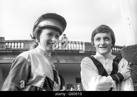 Jane McDonald, 21, apprendista con Snowy Wainwright a Malton, East Yorkshire, parlando con il campione jockey Pat Eddery a Doncaster durante il primo giorno della sessione Flat in cui doveva diventare la prima donna a competere contro gli uomini professionalmente in corse di cavalli. Corse su Royal Cadet nel round uno dei Crown Plus Two Apprentice Championship handicap Stakes e ha terminato l'11° nel campo dei cavalli del 17. Foto Stock