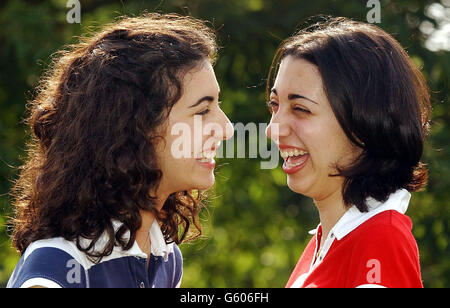 Festeggiando ottenere cinque pass di grado 'A' ad UN livello -, sono gemelli, Bahar Mirshekar-Syahkal, a sinistra, e Negar Mirshekar -Syahkal, dalla Colchester County High School for Girls, Colchester, Essex. Entrambi vanno a Cambridge per leggere la medicina. * anche quest'anno il record passa al livello 'A'.Guarda per parole: Tania Cocksedge Foto Stock