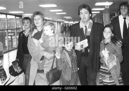 L'ex stella dei Beatles Paul McCartney con sua moglie Linda e i membri della loro famiglia, Heather (a sinistra), 17, James, 2, Stella (centro), 8, e Mary, 10, all'aeroporto di Heathrow a Londra mentre partirono per New York sulla Concorde. Foto Stock