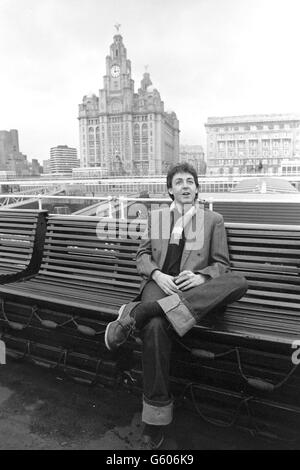 L'ex Beatle Paul McCartney fa un viaggio nostalgico su un traghetto Mersey durante un tour della sua città natale. La sua band Wings ha suonato al Royal Court Theatre di Liverpool all'inizio di un tour nazionale. Foto Stock