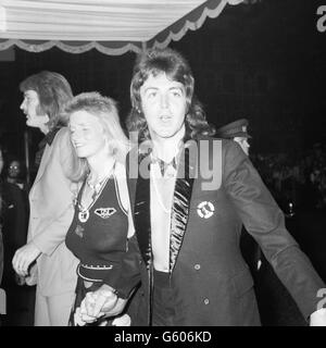 Film - 'Live and Let Die' Premiere - Londra. Paul McCartney e sua moglie Linda partecipano alla prima di Live and Let Die al Leicester Square Odeon Foto Stock