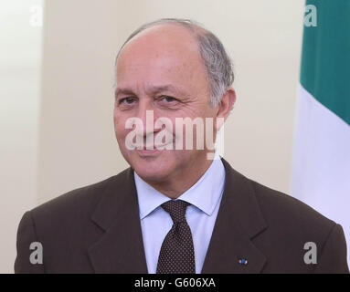 Il ministro degli Affari Esteri francese Laurent Fabius parla ai media quando i ministri degli Esteri dell'UE arrivano per una riunione informale al Castello di Dublino per discutere se un embargo sulle armi ai ribelli siriani debba essere revocato. Foto Stock