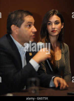 La figlia di Andie MacDowell, Rainey Qualley (a destra), e il CEO di DoouroAzul Mario Ferreira durante una conferenza stampa presso la sede centrale di DouroAzul a Porto, Portogallo. L'attrice hollywoodiana si trova a Porto per battezzare la 'Amavida', una nuova nave della flotta di DouroAzul. Foto Stock