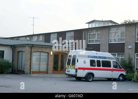 Gli ufficiali di polizia sigillano il Soham Village College, dopo una conferenza stampa al College, la polizia ha detto che stavano interrogando l'assistente d'insegnamento Maxine Carr e il suo partner, Ian Huntley, 28, il custode del Soham Village College, sulla scomparsa. * ... delle due ragazze di 10 anni, Holly Wells e Jessica Chapman. Foto Stock