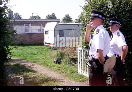 Gli agenti di polizia sigillano la casa di Kevin Huntley, padre di Ian Huntley, su Parsons Lane, Littleport, Cambridgeshire. Ian Huntley 28, e la sua fidanzata Maxine Carr, 25 anni, sono stati arrestati sospettando di aver ucciso Holly Wells e Jessica Chapman scomparsi. * e' la prima volta che la polizia ha ammesso di temere che le ragazze siano ormai morte. La polizia di Cambridgeshire ha detto che Ian Huntley era stato arrestato per omicidio e rapimento, e Maxine Carr era stato arrestato per omicidio. Foto Stock