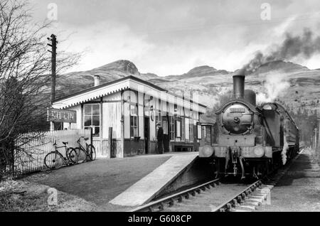 Il Caledonian Ferrovia a Killin. Singola piattaforma capolinea del servizio navetta da Killin giunzione sul Callamer e Oban Foto Stock