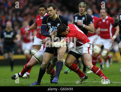 Il Tim Visser della Scozia viene affrontato da Wales Jamie Roberts durante la partita RBS Six Nations al Murrayfield Stadium di Edimburgo. Foto Stock