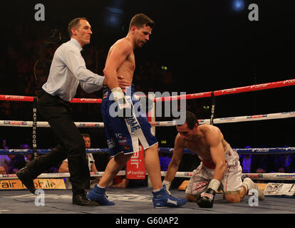 Darren Barker della Gran Bretagna dopo aver abbattuto Simone Rotolo (a destra) durante la loro lotta Vacant IBF Inter-Continental Middleweight Championship alla Wembley Arena di Londra. Foto Stock