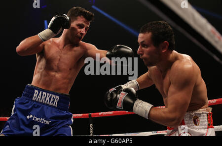 Darren Barker della Gran Bretagna (a sinistra) in azione contro il Simone Rotolo italiano durante la loro lotta vacante IBF InterContinental Middleweight Championship a Wembley Arena, Londra. Foto Stock