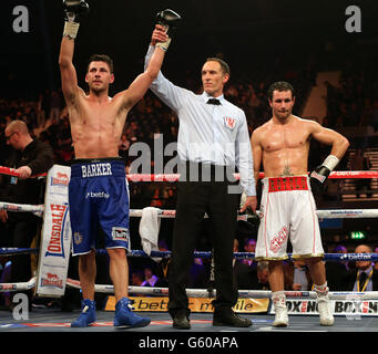 Il Gran Bretagna Darren Barker (a sinistra) festeggia la sconfitta di Simone Rotolo in Italia durante la sua lotta Vacant IBF Inter-Continental Middleweight Championship alla Wembley Arena di Londra. Foto Stock