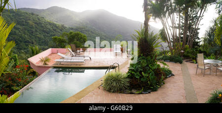 La vista sulla piscina a Casa fiammeggiante, un bed and breakfast di El Yunque National Forest, Puerto Rico. Foto Stock