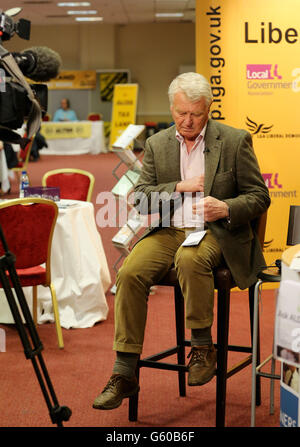 L'ex leader liberaldemocratico Paddy Ashdown si prepara per un'intervista ai media durante la conferenza di primavera dei liberali democratici all'Hilton Brighton Metropole. Foto Stock