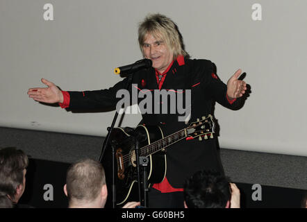 Mike Peters of the Alarm esegue una canzone prima della proiezione di gala di Vinyl, presso l'Empire Leicester Square nel centro di Londra. PREMERE ASSOCIAZIONE foto. Data foto: Martedì 12 marzo 2013. Il credito fotografico dovrebbe leggere: Yui Mok/PA filo Foto Stock