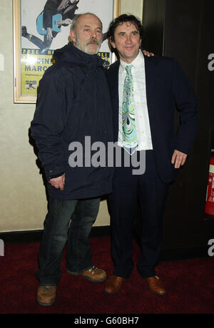 Keith Allen (a sinistra) e Phil Daniels arrivano per la proiezione di gala di Vinyl, presso l'Empire Leicester Square nel centro di Londra. PREMERE ASSOCIAZIONE foto. Data immagine: Martedì 12 marzo 2013. Il credito fotografico dovrebbe essere: Filo Yui Mok/PA Foto Stock