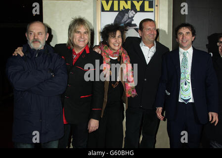 Keith Allen, direttore di Mike Peters Sara Sugarman, Chris Turner e Phil Daniels in arrivo per la proiezione di gala di Vinyl, presso l'Empire Leicester Square nel centro di Londra. Foto Stock