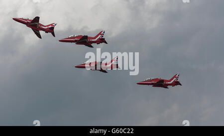 RAF frecce rosse aviogetti Hawk in formazione nel cielo Foto Stock