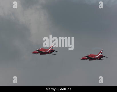 Due frecce rosse aviogetti Hawk della RAF in volo nel cielo Foto Stock
