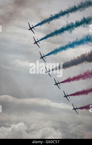 RAF Freccia Rossa aviogetti Hawk in formazione nel cielo Foto Stock