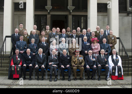 (Prima fila a sinistra - a destra) il reverendo Jonathan Woodhouse, il colonnello Edward Armestad, Air Commodore ben Laite, il vice presidente Sir Lawrence New, Duca di Edimburgo, il generale Lord Dannatt, il generale maggiore Morgan Llewellyn, Il Presidente Brigadier Ian Dobbie e il Venerabile Ray Pentland partecipano a un servizio per il 175° anniversario della Soldier's and Airmen's Scritture Association presso la Cappella della Guardia a Londra. Foto Stock