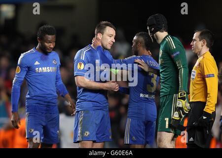 Calcio - UEFA Europa League - Round of 16 - seconda tappa - Chelsea / Steaua Bucarest - Ponte di Stamford. John Terry di Chelsea (seconda a sinistra) festeggia con il compagno di squadra Ashley Cole dopo il fischio finale Foto Stock