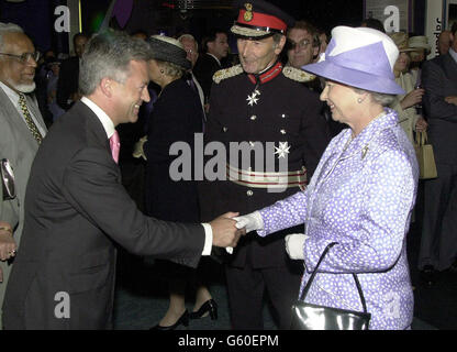 La regina scuote le mani con Alan Duncan, il conservatore parlamentare per Rutland e Melton, mentre girava il nuovo National Space Center, alla periferia di Leicester. Foto Stock