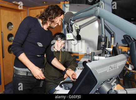 Russell Brand (a sinistra) e ospite di Noel Fielding durante il programma radiofonico XFM di Russell Brand, presso la Global radio, nel centro di Londra, che promuove la serie di concerti di beneficenza Teenage Cancer Trust. Foto Stock