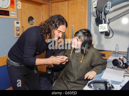 Russell Brand (a sinistra) e ospite di Noel Fielding durante il programma radiofonico XFM di Russell Brand, presso la Global radio, nel centro di Londra, che promuove la serie di concerti di beneficenza Teenage Cancer Trust. Foto Stock