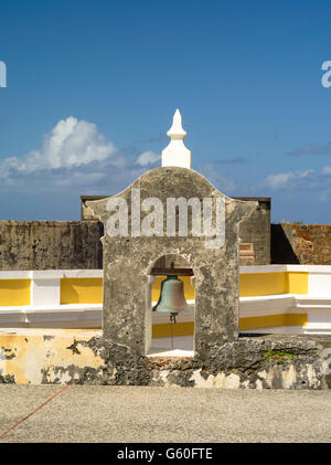Bell e la guglia, chiesa, Castillo San Felipe del Morro, San Juan Vecchia/Viejo San Juan Foto Stock